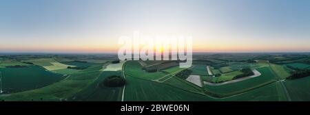 Luftpanorama Blick auf den Sonnenaufgang über dem Ridgway in der Nähe von Swindon, Wiltshire