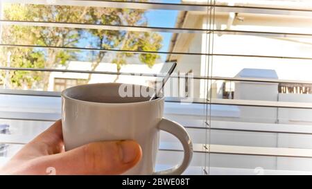 Blick nach draußen hinter Bars mit einer Tasse Kaffee Kapstadt, Südafrika. Stockfoto