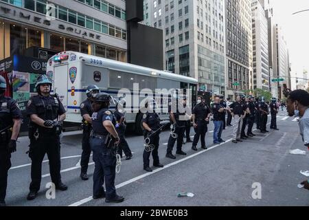 New York, USA. Mai 2020. Polizeibeamte stehen auf der 42nd Street während einer Demonstration gegen den Tod von George Floyd auf Wache.mehrere Proteste in der Umgebung der USA wurden durch den Tod von George Floyd angespornt, in den meisten Fällen wurden gewaltsame Auseinandersetzungen mit der Polizei. Quelle: Catherine Nance/SOPA Images/ZUMA Wire/Alamy Live News Stockfoto