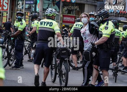 New York, USA. Mai 2020. Ein Protestler wird von der Polizei auf der Seventh Avenue während einer Demonstration gegen den Tod von George Floyd verhaftet.mehrere Proteste in der Umgebung der USA wurden durch den Tod von George Floyd angespornt, in den meisten Fällen zu gewalttätigen Auseinandersetzungen mit der Polizei. Quelle: Catherine Nance/SOPA Images/ZUMA Wire/Alamy Live News Stockfoto