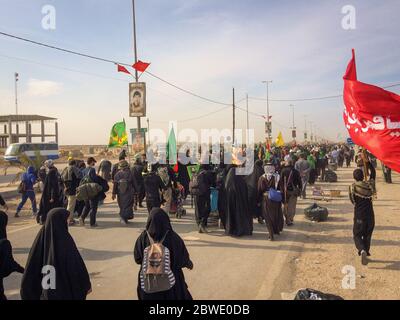 Karbala, Bagdad, Irak, 06 09 2019: Eine religiöse Bewegung im Irak. Karbala Stadt. Millionen besuchen die Arbaeen Gedenkfeier in Karbala. Stockfoto