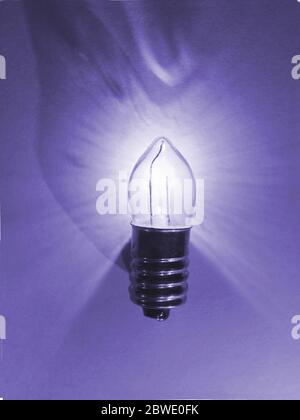 Makro-Aufnahme mit einer Glühlampe. Nahaufnahme der Lampe. Konzeptionell. Konzept der Idee. Stockfoto