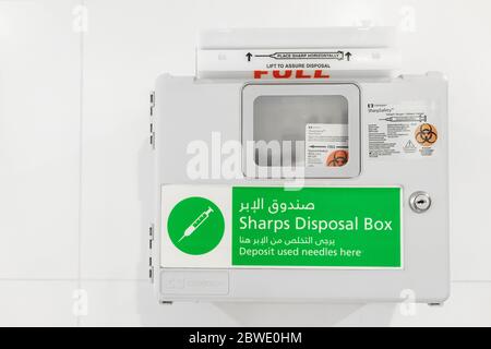 Sharps Box in der Flughafen-Toilette nah an. Stockfoto