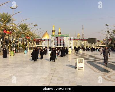 Karbala, Bagdad, Irak, 06 09 2019: Imam Hosseins Schrein. Der Schrein des Propheten Abbas. Karbala und Tasoa. Wandern in beinolharamein zwischen Imam Hosse Stockfoto
