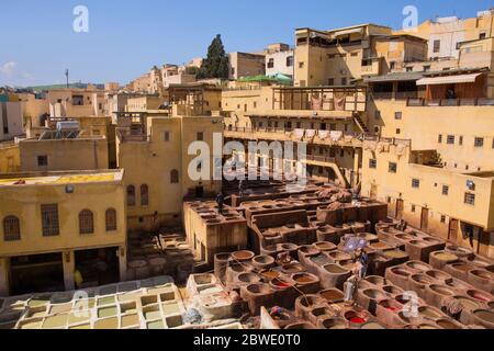 Männer arbeiten in einer Ledergerberei in Fez, Marokko Stockfoto