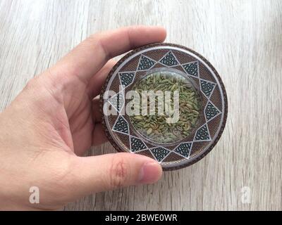 Roh getrocknete Fenchelsamen oder Variyali oder Foeniculum vulgare in männlicher Hand. Getrocknetes Kraut. Antivirale Pflanze. Stockfoto