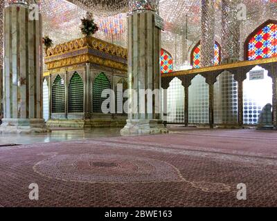 rasht, gilan, iran, 06 06 2019. Der Schrein von Imam Zadeh Hashem. Der muslimische Wallfahrtsort. Wunderschöne Inneneinrichtung. Stockfoto