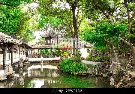 Antiker Pavillon und Teich im Garten des bescheidenen Administrators in Suzhou, China. Sommertag Stockfoto