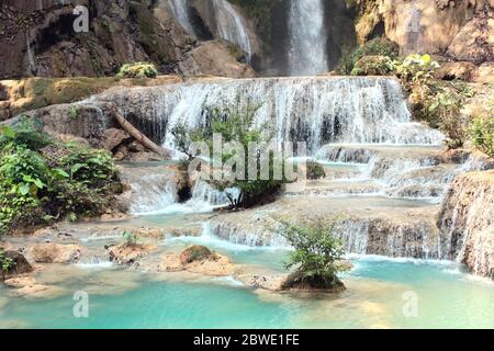 TAD Kuang Si Wasserfall im Wald in der Nähe von Luang Prabang, Laos, Asien Stockfoto