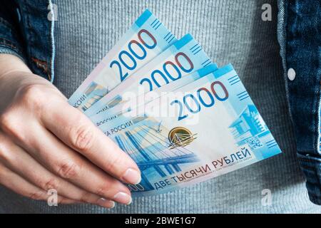 Frauenhände nehmen Geld Rubel aus ihren Portemonnaies Stockfoto