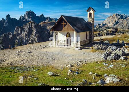 Capella degli Alpini kleine Bergkapelle auf dem Wanderweg mit schönen Felsentürmen in der Nähe der drei Zinnen von Lavaredo Gipfel, Dolomiten, Italien, Europ Stockfoto