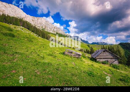 Sommer alpine Landschaft mit Bergen und klapprigen Holzhütte auf dem Hügel, Karpaten, Siebenbürgen, Rumänien, Europa Stockfoto