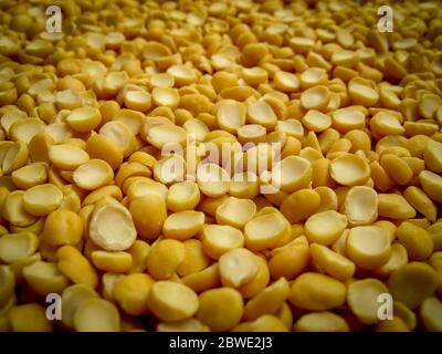 In der Nähe von Yellow split getrocknete Erbsen. Gelbe split getrocknete Erbsen Muster als Hintergrund. Gelbe split getrocknete Erbsen Hintergrund. Seitenansicht Stockfoto