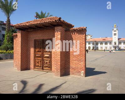 Das symbolische Eingangstor der Stadt Rascht im Iran. Eingangstor der Stadt Rascht mit Mauerwerk, alten Holztür und Gable Dach in der Gemeinde Platz. Stockfoto