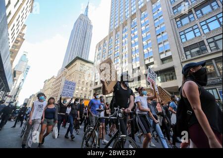 New York, USA. Mai 2020. Demonstranten protestieren gegen die Polizeigewalt in Manhattan, New York, USA, am 31. Mai 2020. Die New Yorker protestierten weiterhin gegen den Tod von George Floyd, als am Sonntag Tausende von Menschen auf die Straße gingen, um ihre Wut über Polizeibrutalität und Rassismus auszudrücken. Kredit: Wang Ying/Xinhua/Alamy Live News Stockfoto