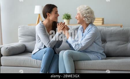 Ältere Großmutter genießen Zeit und Kommunikation mit erwachsenen Enkelin Stockfoto