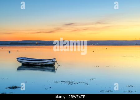 Appledore, North Devon, England. Montag, 1. Juni 2020. Wetter in Großbritannien. Am ersten Tag des Juni, nach einem geschäftigen Wochenende mit Hunderten von Touristen, die den Südwesten Englands besuchen, kehrt die Ruhe zur Flussmündung des Torridge zurück, während die Sonne über Appledore in North Devon aufgeht. Quelle: Terry Mathews/Alamy Live News Stockfoto