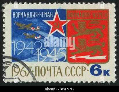 RUSSLAND - UM 1967: Briefmarke gedruckt von Russland, zeigt Flugzeuge und Emblem, um 1967. Stockfoto