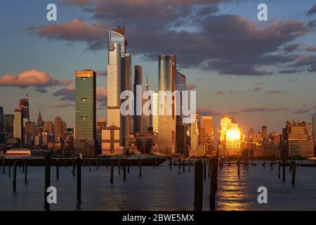 Die neu entwickelten Hudson Yards Wolkenkratzer am Sunset. Manhattan Midtown West Stadtbild von über den Hudson River, New York City, NY, USA Stockfoto
