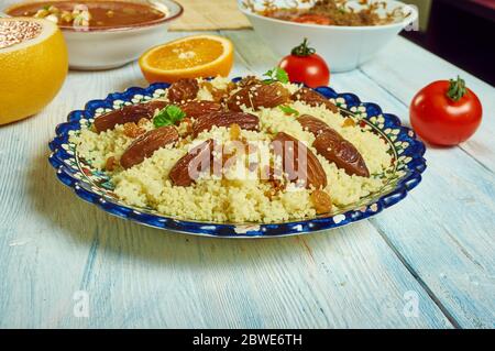 Safran und Raisin Couscous, algerische Küche, traditionelle mediterrane Gerichte, Blick von oben. Stockfoto