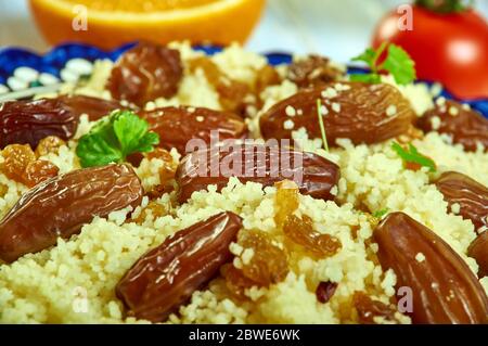 Safran und Raisin Couscous, algerische Küche, traditionelle mediterrane Gerichte, Blick von oben. Stockfoto