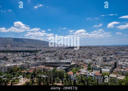 Athens Stadtbild und Akropolis Museum gegen blauen Himmel in einem sonnigen Frühlingstag. Blick vom Akropolis-Hügel. Attica, Griechenland Stockfoto