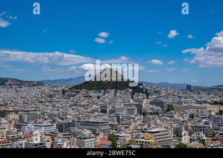 Luftbild des Lycabettus und der Stadt Athen, Blick vom Akropolis-Hügel in Griechenland. Blauer Himmel mit Wolken, sonniger Frühlingstag. Stockfoto