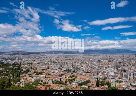 Athen Stadtbild gegen blauen bewölkten Himmel in einem Frühlingstag. Luftaufnahme vom Akropolis-Hügel. Attica, Griechenland Stockfoto