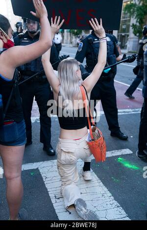 Washington, DC, USA. Mai 2020. Demonstranten konfrontieren die Polizei während eines Protestes über den Tod von George Floyd in Washington, DC, den Vereinigten Staaten, am 31. Mai 2020. Proteste über den Tod von George Floyd, einem unbewaffneten schwarzen Mann, der in Minneapolis Polizeigewahrsam getötet wurde, setzten in den Städten über den Vereinigten Staaten fort. Kredit: Liu Jie/Xinhua/Alamy Live News Stockfoto