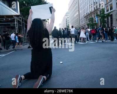 Washington, DC, USA. Mai 2020. Ein Protestler kniet während eines Protestes über den Tod von George Floyd in Washington, DC, den Vereinigten Staaten, am 31. Mai 2020. Proteste über den Tod von George Floyd, einem unbewaffneten schwarzen Mann, der in Minneapolis Polizeigewahrsam getötet wurde, setzten in den Städten über den Vereinigten Staaten fort. Kredit: Liu Jie/Xinhua/Alamy Live News Stockfoto