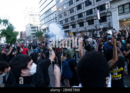 Washington, DC, USA. Mai 2020. Die Demonstranten reagieren während eines Protestes über den Tod von George Floyd in Washington, DC, den Vereinigten Staaten, am 31. Mai 2020. Proteste über den Tod von George Floyd, einem unbewaffneten schwarzen Mann, der in Minneapolis Polizeigewahrsam getötet wurde, setzten in den Städten über den Vereinigten Staaten fort. Kredit: Liu Jie/Xinhua/Alamy Live News Stockfoto