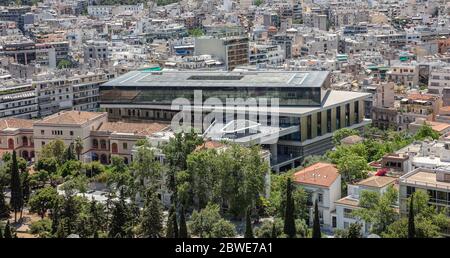 Akropolis-Museum Athen, neues modernes Gebäude, zeigt die Funde der Akropolis archäologischen Stätte, Blick vom Akropolis-Hügel. Attica, Griechenland Stockfoto