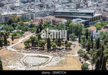 Akropolis-Museum Athen, neues modernes Gebäude und altes Dionysos-Theater, Blick vom Akropolis-Hügel. Attica, Griechenland Stockfoto