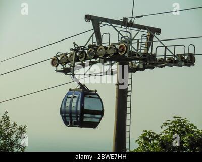 iran, gilan, rasht 06 06 2019: Die Seilbahn führt durch Berge und Wald. Stockfoto