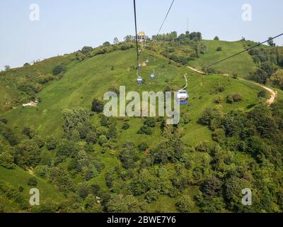 iran, gilan, rasht 06 06 2019: Die Seilbahn führt durch Berge und Wald. Stockfoto