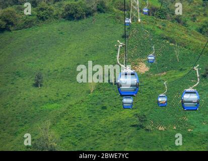 iran, gilan, rasht 06 06 2019: Die Seilbahn führt durch Berge und Wald. Stockfoto