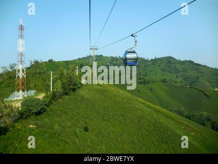 iran, gilan, rasht 06 06 2019: Die Seilbahn führt durch Berge und Wald. Stockfoto