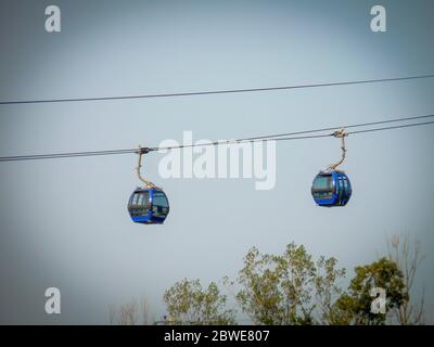 iran, gilan, rasht 06 06 2019: Die Seilbahn führt durch Berge und Wald. Stockfoto