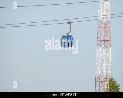 iran, gilan, rasht 06 06 2019: Die Seilbahn führt durch Berge und Wald. Stockfoto