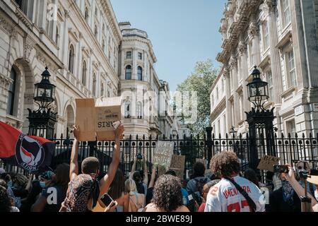 Proteste gegen schwarze Leben Menschen nehmen an einem Protest in Erinnerung an den Tod von George Floyd außerhalb der Downing Street 10 in London, Sonntag, 31. Mai 2020, Teil Stockfoto