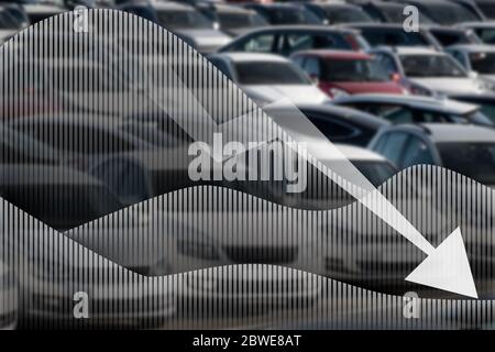 Pfeil nach unten auf einem Hintergrund von Autos. Ein Symbol der Krise in der Automobilindustrie Stockfoto