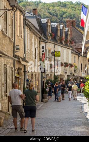 Rocamadour, Frankreich - 3. September 2018: Touristen wandern im mittelalterlichen Zentrum von Rocamadour. Frankreich Stockfoto