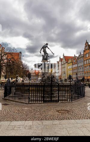 Danzig, Polen - 12. April 2019; Neptun-Brunnen an einem bewölkten Tag Stockfoto