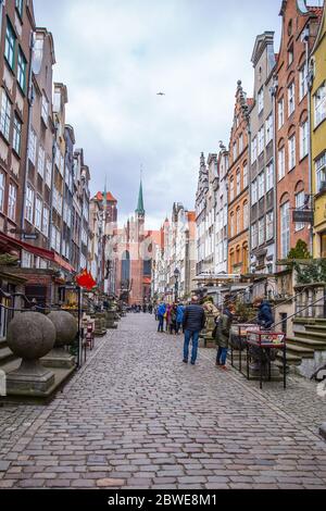 Danzig, Polen - 12. April 2019; Mariacka Straße mit der Kathedrale der Heiligen Maria im Hintergrund Stockfoto