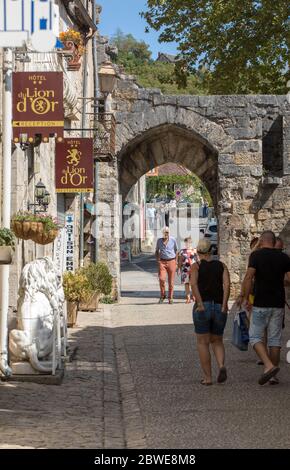 Rocamadour, Frankreich - 3. September 2018: Touristen wandern im mittelalterlichen Zentrum von Rocamadour. Frankreich Stockfoto