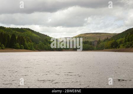 Howden-Staudamm in der Ferne über den Derwent-Stausee, umgeben von Wäldern im Peak District, Großbritannien Stockfoto