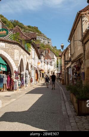 Rocamadour, Frankreich - 3. September 2018: Touristen wandern im mittelalterlichen Zentrum von Rocamadour. Frankreich Stockfoto