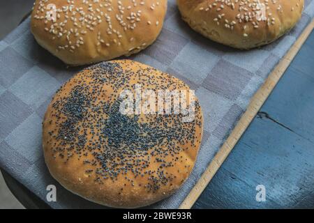 Hausgemachtes Burgerbrot mit Mohn und Sesam Stockfoto