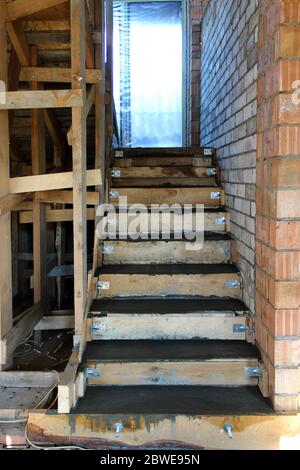 Metallverstärkung und Holzkonstruktionen aus Beton Treppe im Bau. Treppen auf dem Neubau. Treppen ohne Finis Stockfoto