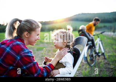 Familie mit zwei kleinen Kindern auf Radtour, Spaß haben. Stockfoto